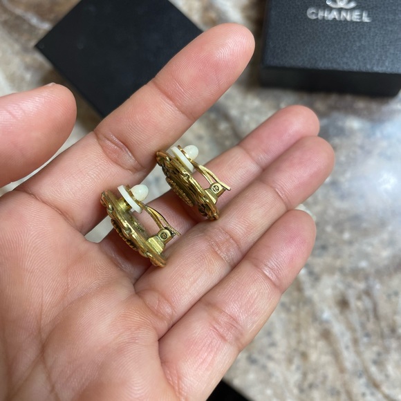 Authentic Vintage CHANEL Gold Plated CC Logos Round  Clip Earrings - Picture 16 of 16